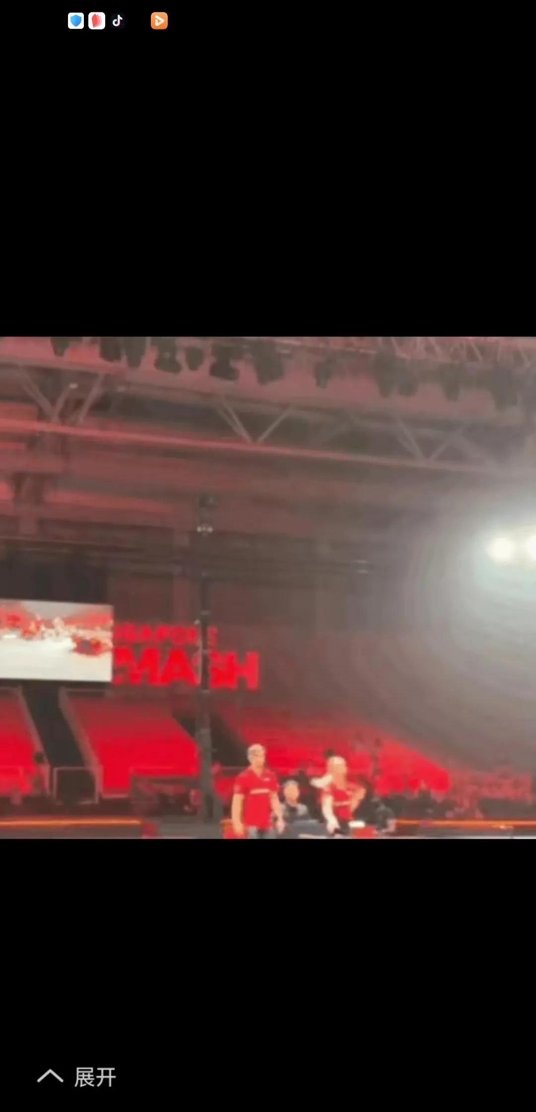 球星对决惊险刺激，全场球迷欢呼不已的简单介绍
