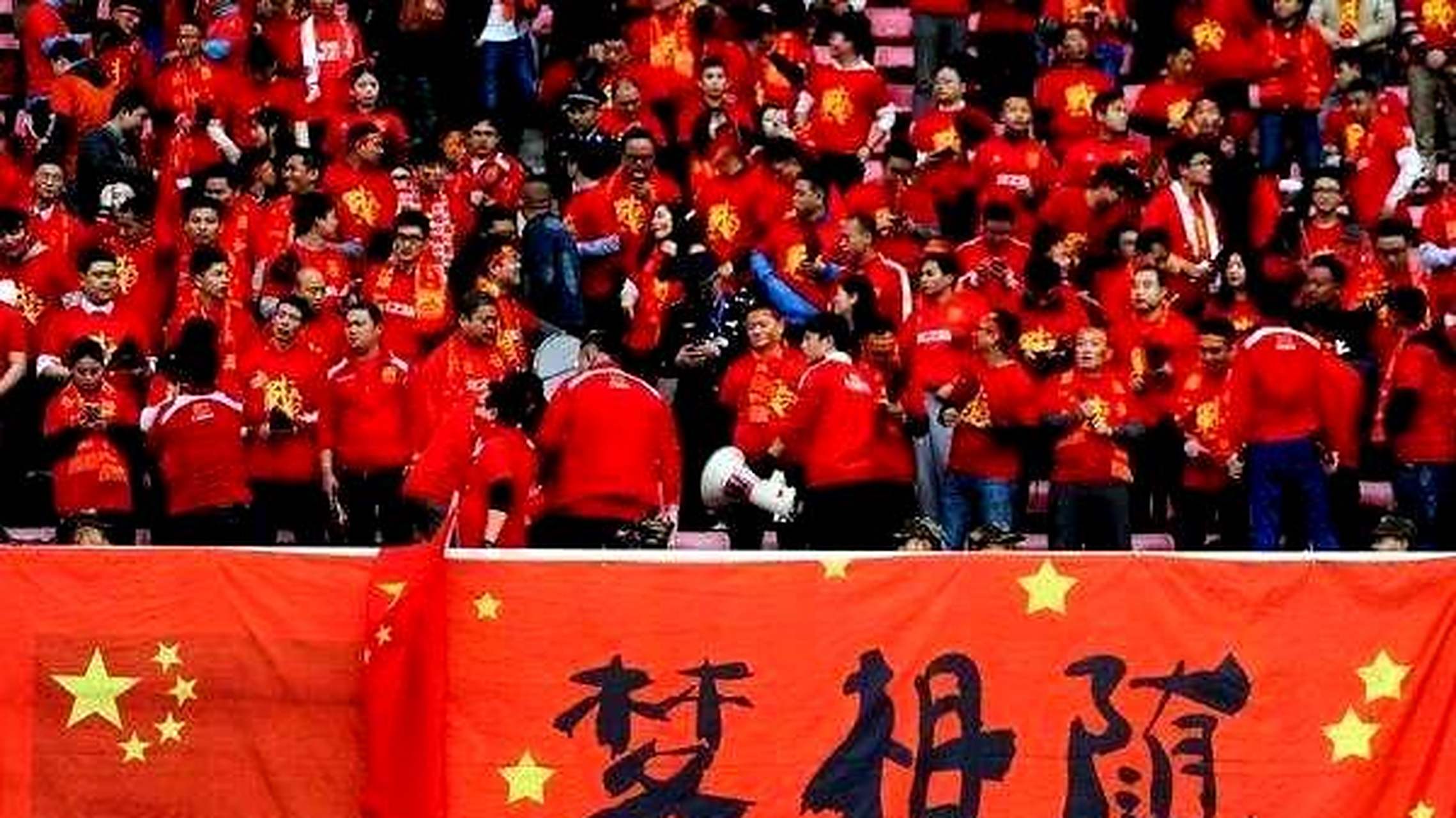 新西兰联赛火爆开球，球迷狂热支持