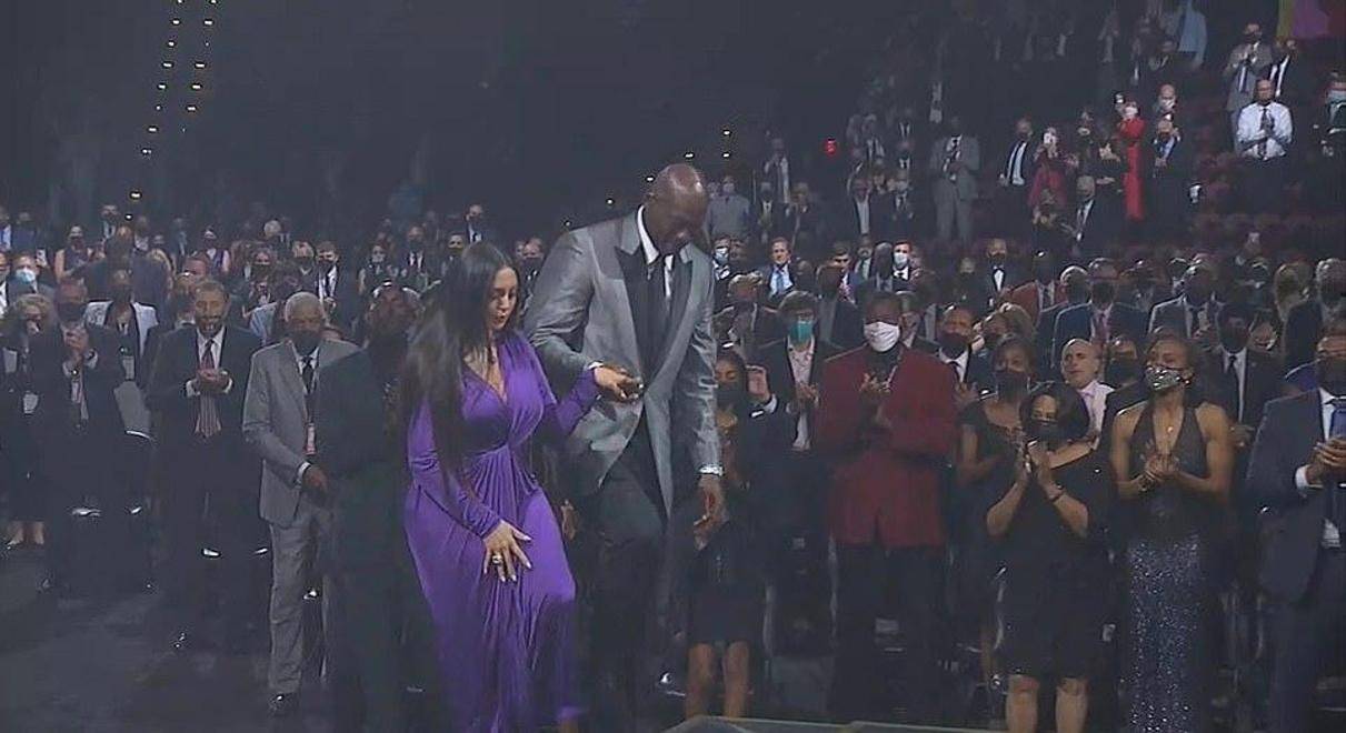 包含NBA传奇球星退役仪式感人至深的词条