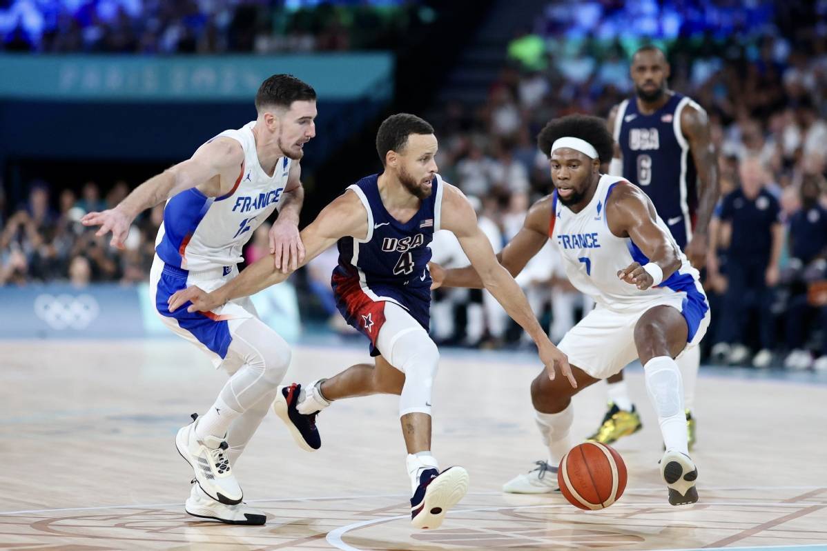 全球篮球比赛的精彩瞬间成为热议焦点的简单介绍