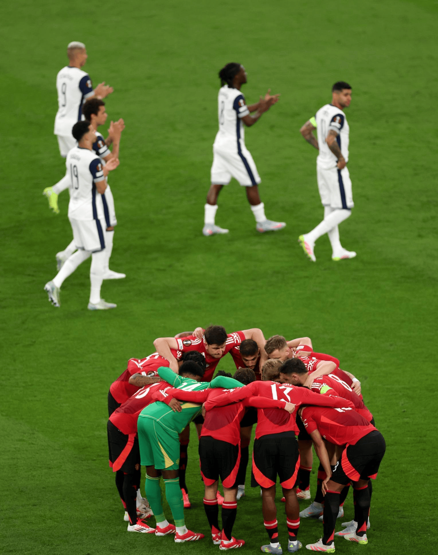 欧洲足球豪门争霸，场上比拼激烈，场面混战