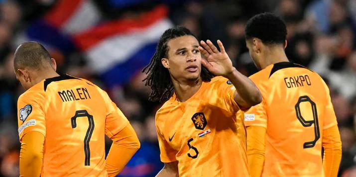 欧洲足球豪门争霸，场上比拼激烈，场面混战