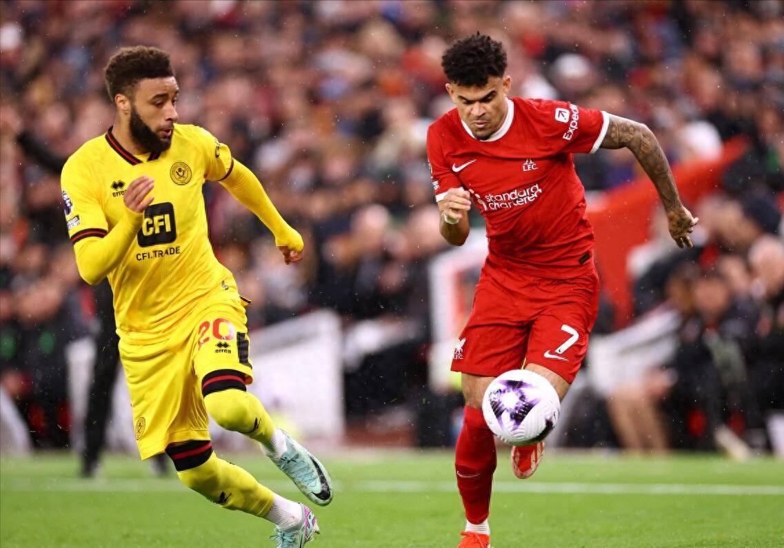 英超联赛大战连连，升级降级悬念延续