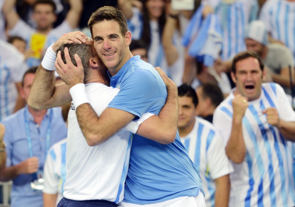 阿根廷游泳选手反超对手，争夺前列