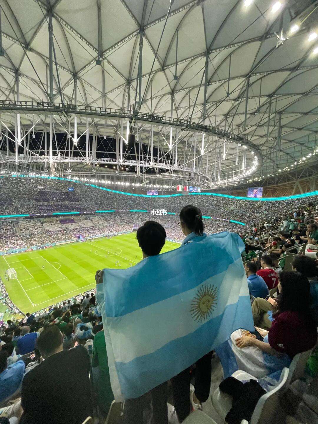 阿根廷游泳选手反超对手，争夺前列