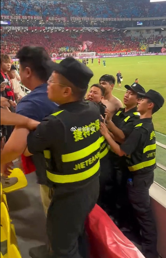 越位进球被判罚，主队球迷不满声音高涨的简单介绍