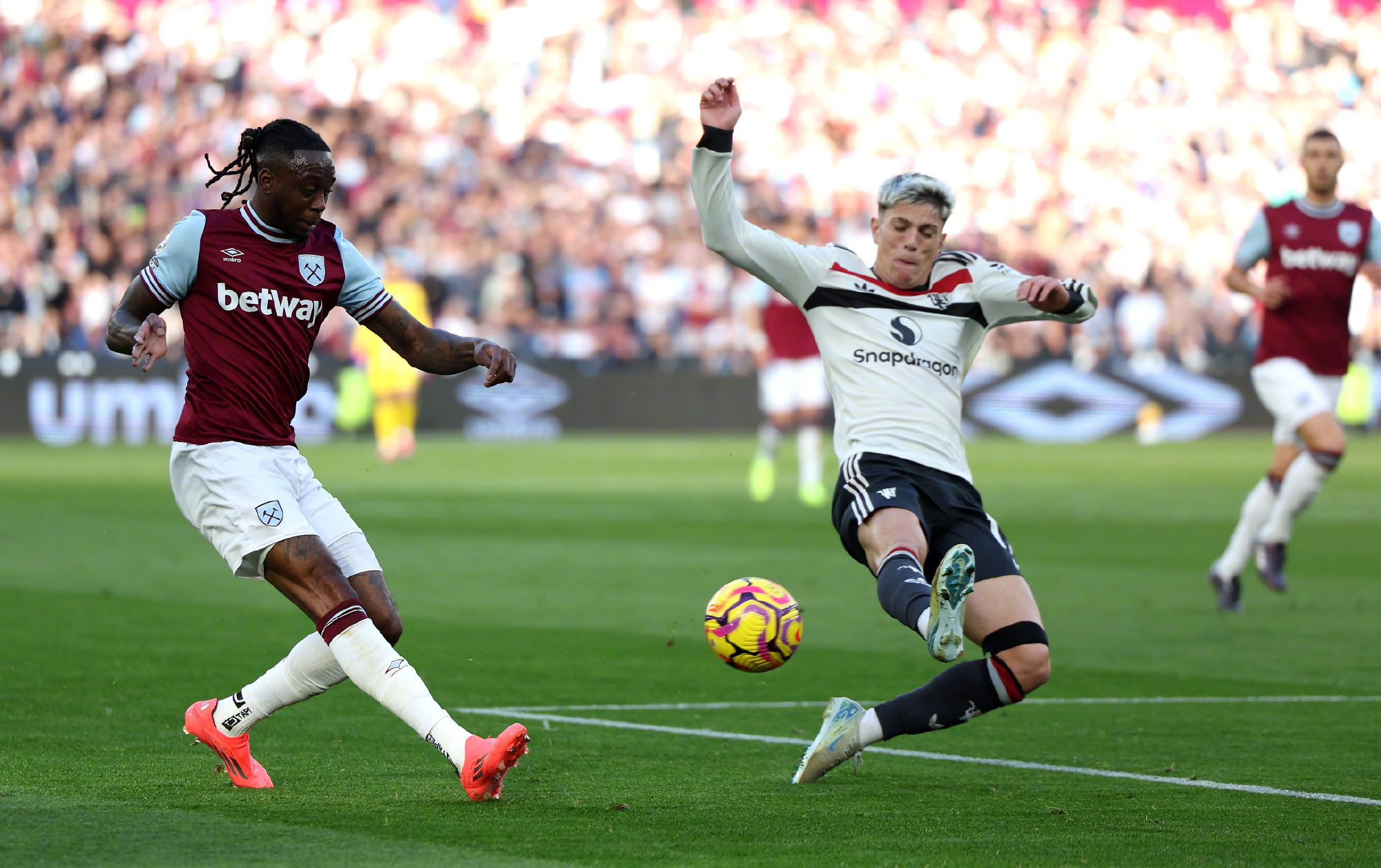 关于曼联-客场战平西汉姆联，难分胜负的信息