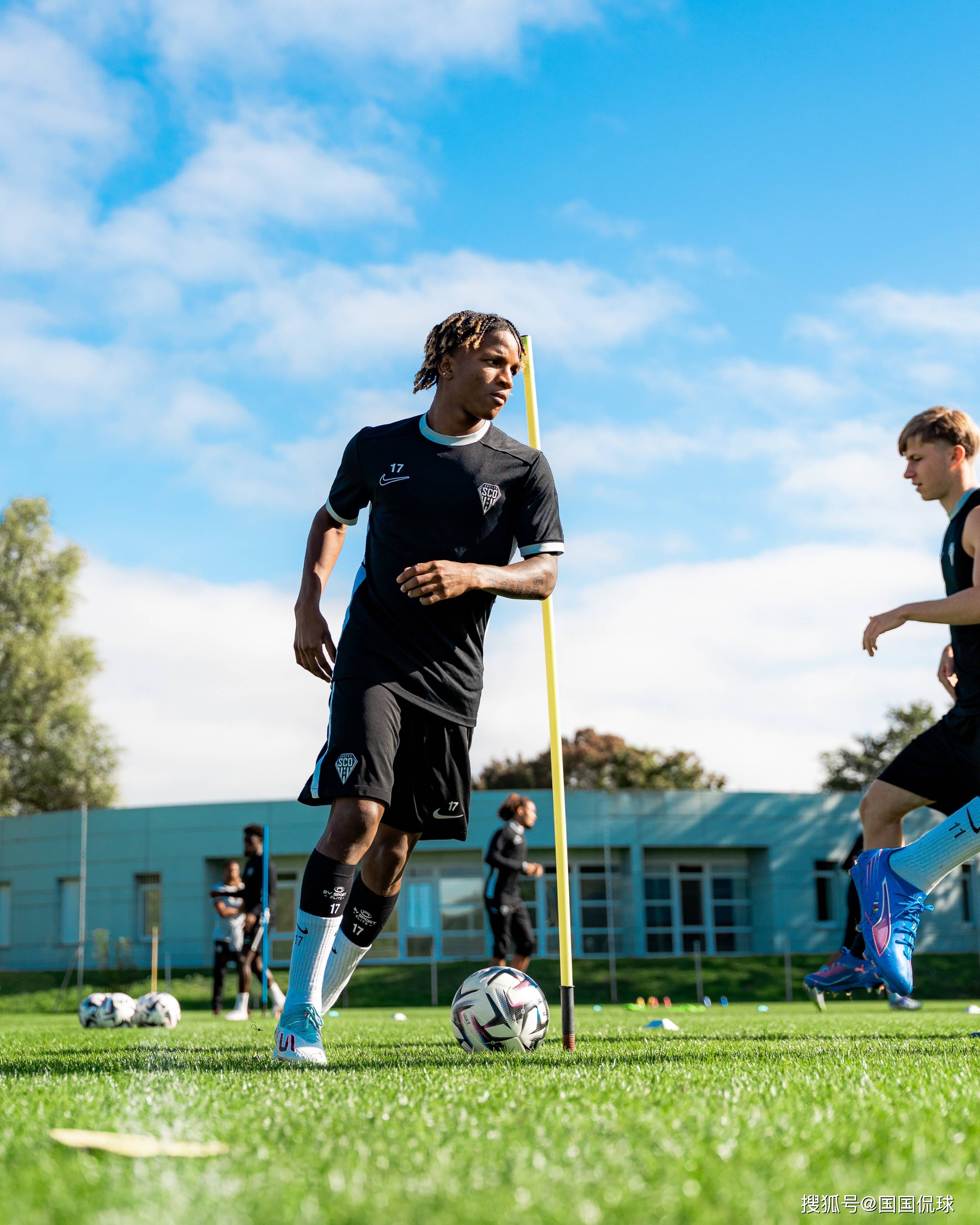 里昂队球员本场比赛表现出色