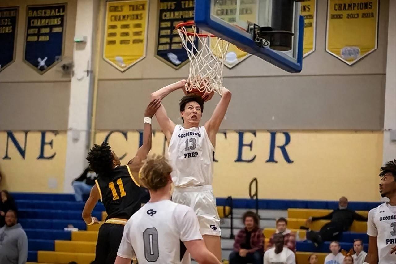 包含篮球名宿重返赛场，引发观众掌声响起的词条