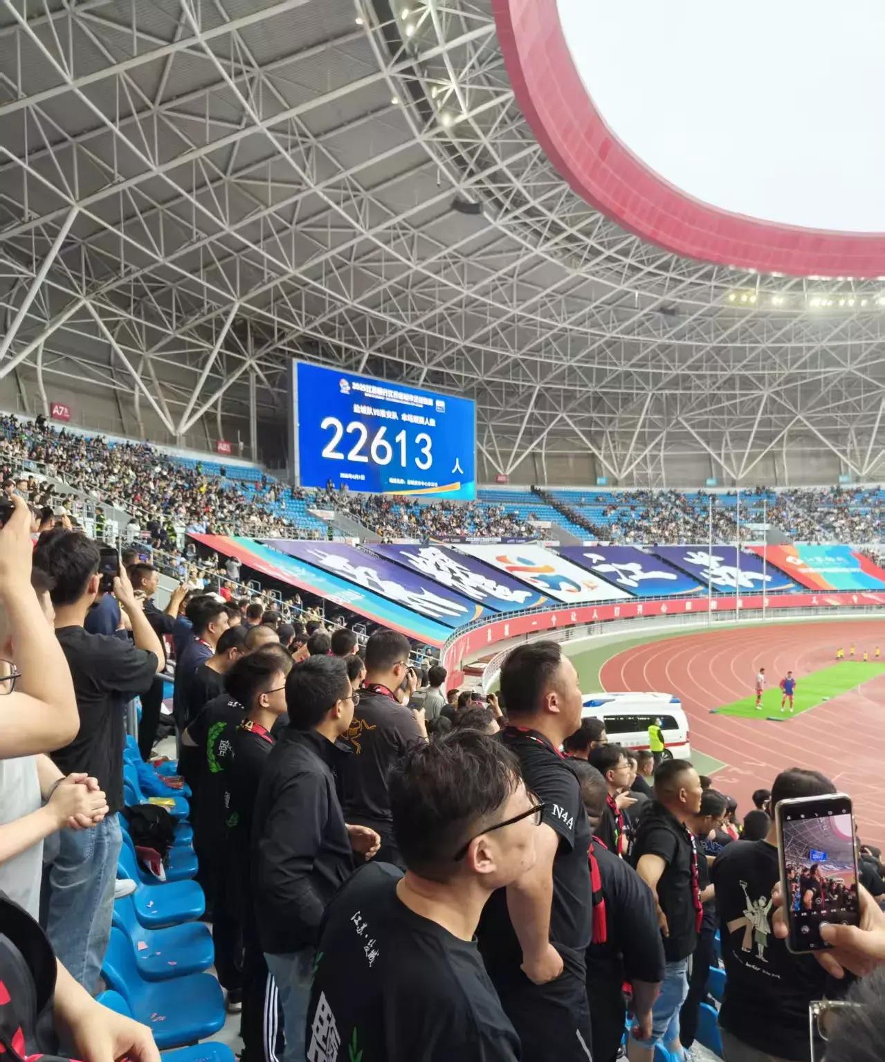 足球赛事获得球迷热情追捧与支持