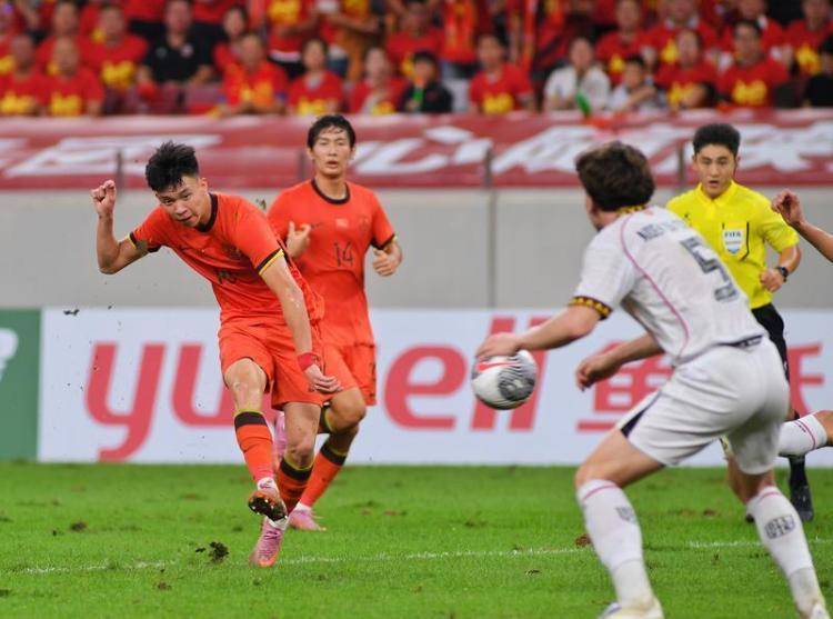 足球赛事获得球迷热情追捧与支持 足球赛事获得球迷热情追捧与支持