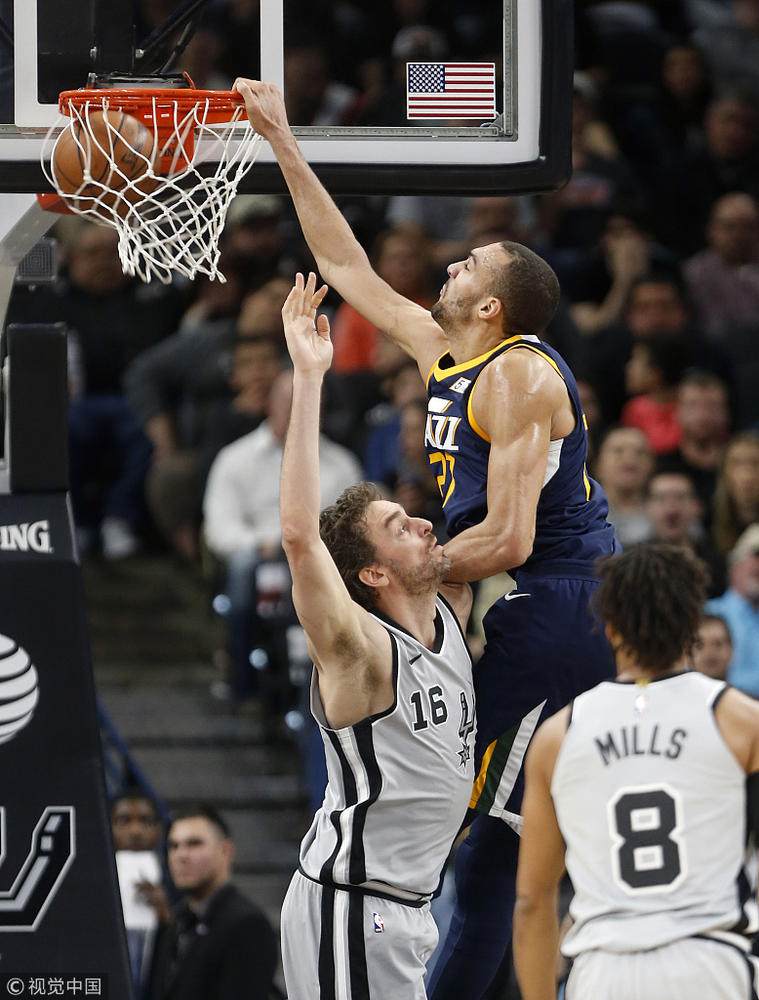 爵士客场战胜马刺，保持不败势头