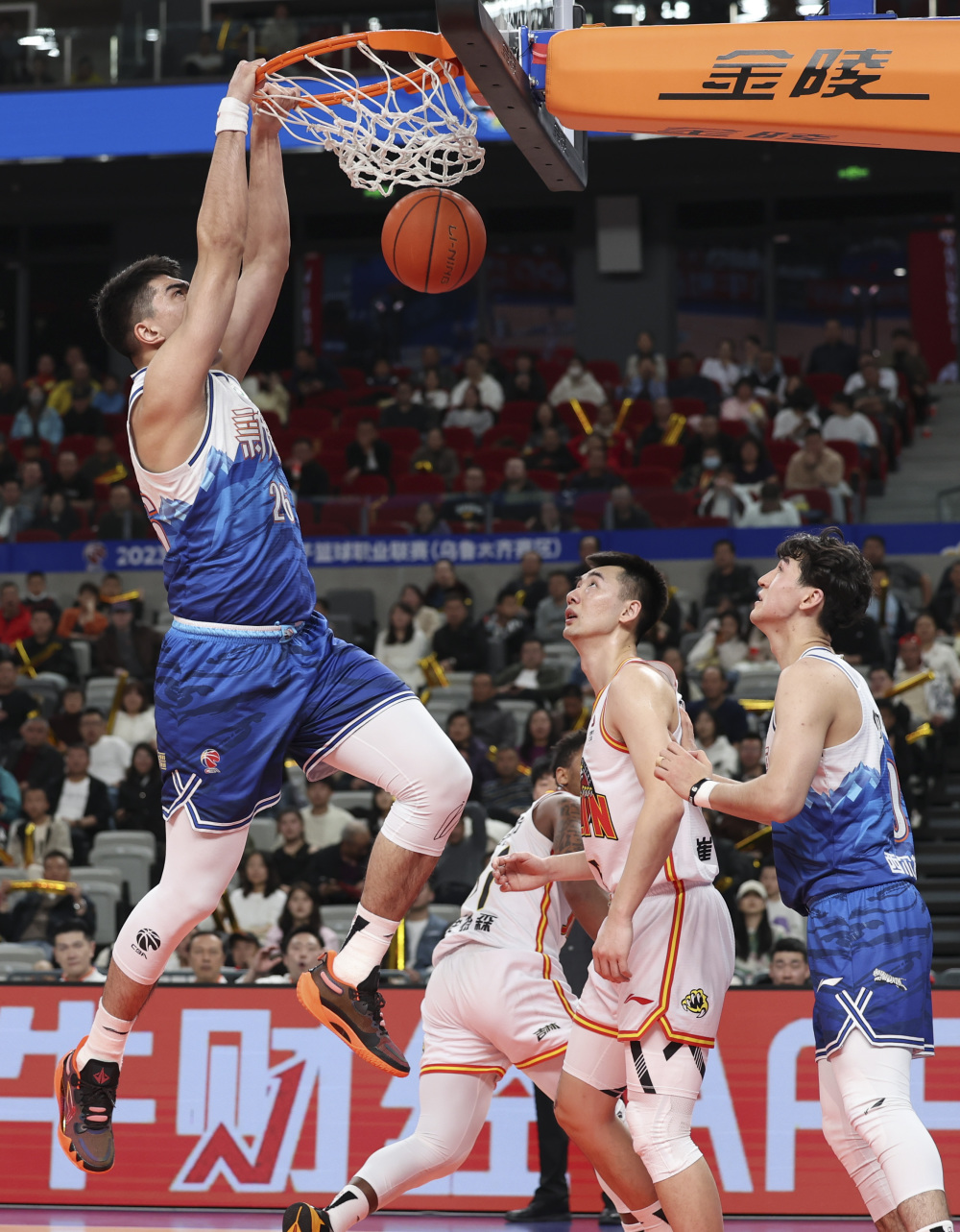 青海男篮在比赛中展现出了强大的实力和团队协作的简单介绍